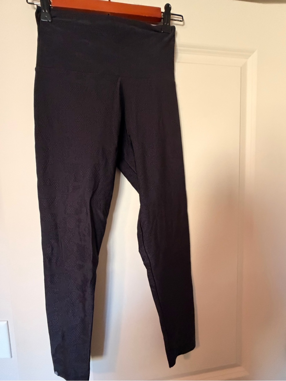 Onzie Textured Black Leggings – Size S/M